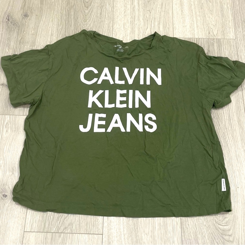 Calvin Klein Jeans • Comfortable Loose Olive Green T-shirt